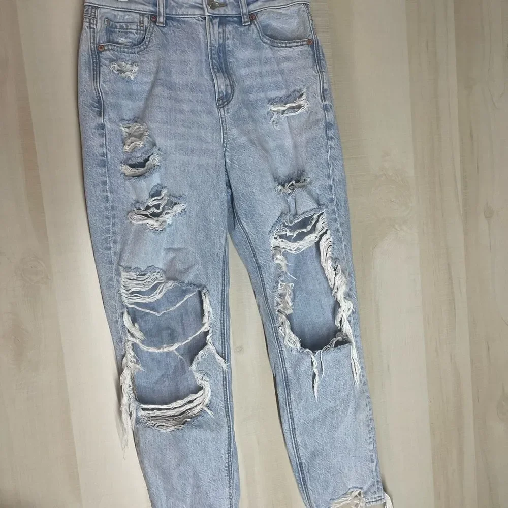 American Eagle mom jeans distressed light wash, size 4 regular‎